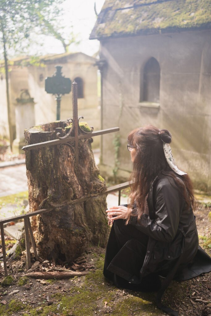 Alice davanti a una sepoltura del Père-Lachaise