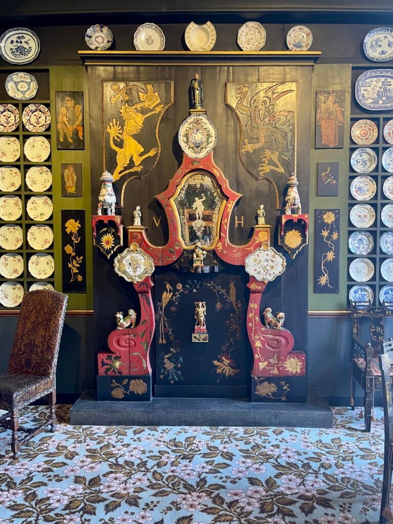 Interno della Maison Hugo con le iniziali V e H ai lato del caminetto