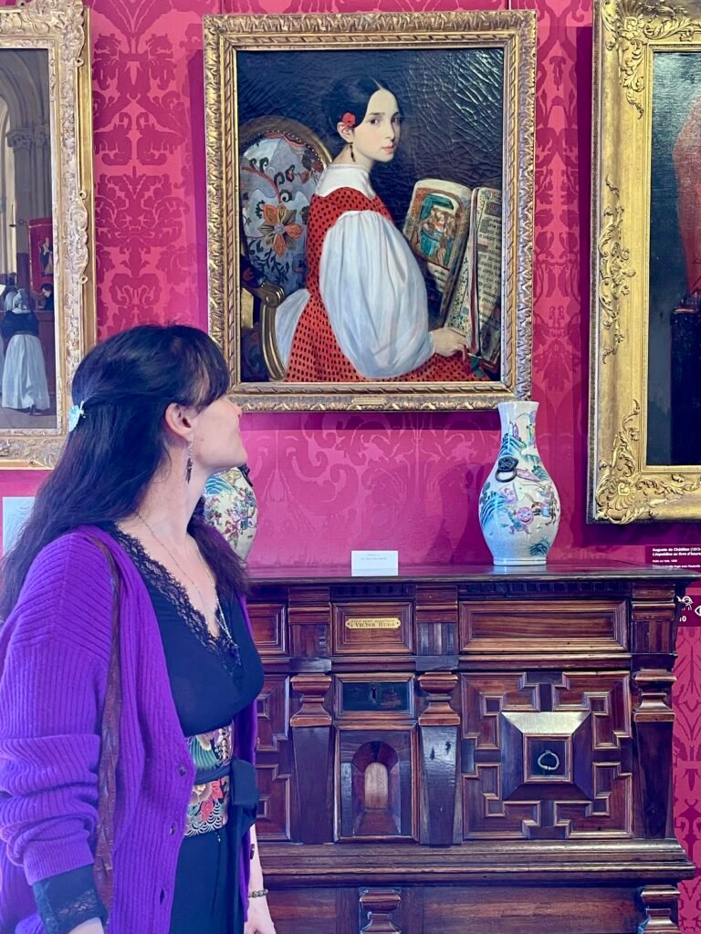 Alice nella casa di Victor Hugo a Parigi avanti al ritratto di Léopoldine